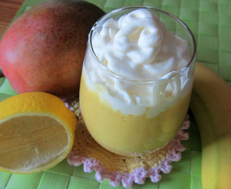 Smoothie - Mango, banan, citron, mjölk och en klick vispgrädde