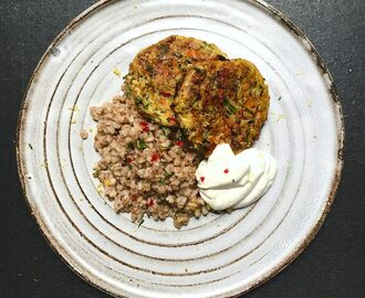 Morot -och zucchinibiffar med matvete och citronsås