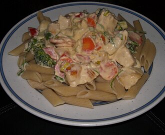 Pasta med "man tager vad man haver" kycklingsås