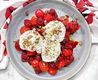 Burrata med hallon och tomatsallad