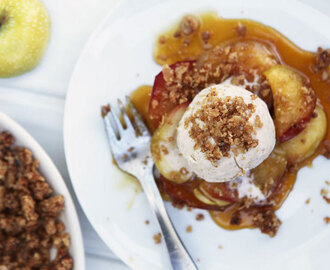 Karamelliserade äpplen med havresmul och kanelglass