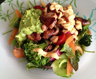 Snabblunch: Kycklingsallad med gucka, raw broccoli & aioli