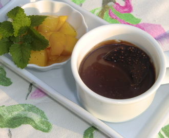 Ljuvlig chokladkräm med vanilj- och kanelmarinerad mango
