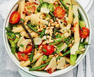 Broccolipasta med pinjenötter och haricots verts