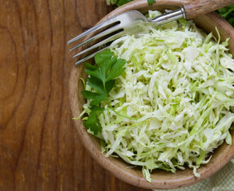 LCHF: Rökt makrill med pepprig coleslaw