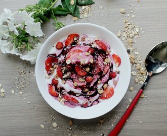 "Queen Berry" Smoothie Bowl with Fresh Strawberries & Granola Swirl