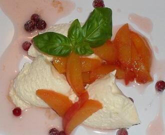 Vaniljmousse med vin och honungsmarinerade persikor..