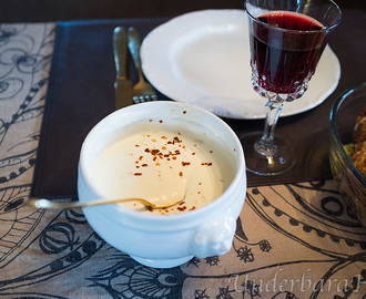 Kyckling med parmesan, chiliyoghurt, råstekt potatis och råstekt broccoli!