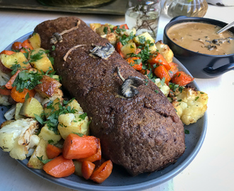 Vegansk köttfärslimpa med svampsås och rotsaker i ugn