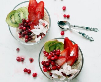 Vegan Almond Oatmeal with Coconut Flakes & Strawberries
