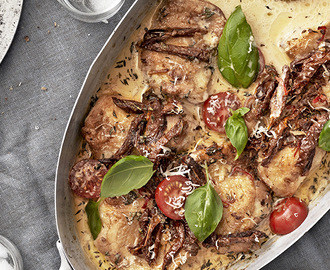 Krämig kycklinggratäng med soltorkade tomater och parmesan