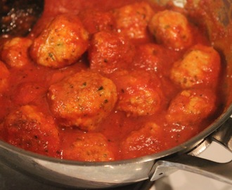 Kycklingbullar i tomatsås