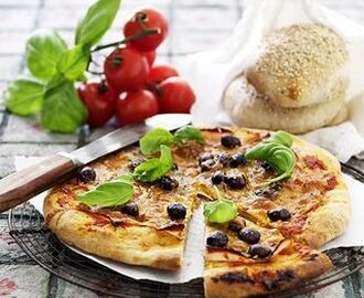 Pizza med skinka och oliver