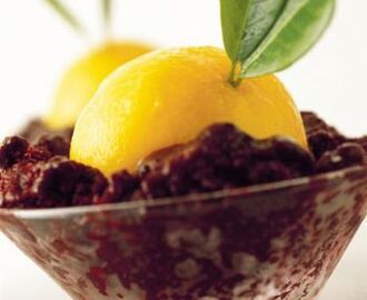 Svartvinbärsgranité med vaniljpocherad persika