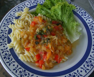 Syrlig rabarbersås till pasta