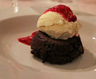 Chokladfondant med vaniljglass och varm hallonsås LCHF