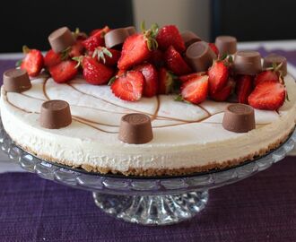Cheesecake med center och färska jordgubbar