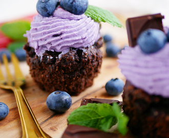 Nyttiga & veganska chokladcupcakes med blåbärsfrosting