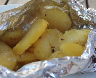Potatispaket på grillen