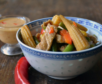 Thai-wok med fläsk, grönsaker & jordnötssås