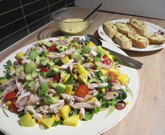 Kycklingsallad med färsk mango och avokado