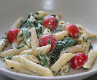 Snabblagad krämig pasta med kvarg, bladspenat och körsbärstomater