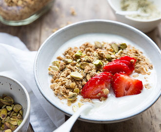 A basic and naturally sweetened oat granola