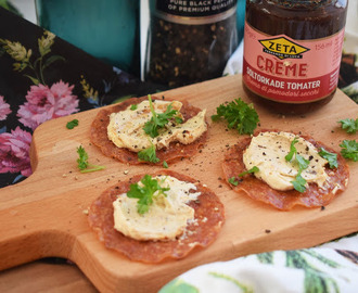 Salamichips med creme på soltorkade tomater