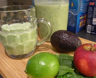 En grön gluten- och laktosfri smoothie med äpple, avokado och spenat