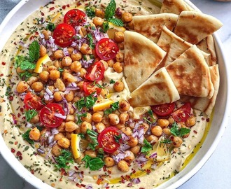 Hummus med rostade kikärtor och grönsaker