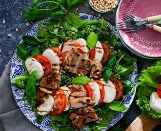 Marinerad kyckling med mozzarellasallad fylld av italienska smaker.