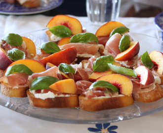 Crostini med ricotta, skinka och persika