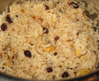 Kryddigt ris med aprikoser, russin och cashewnötter