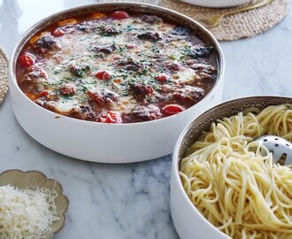 Stora köttbullar i tomatsås med parmesan och mozzarella