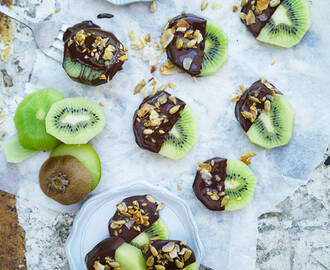 Chokladdoppad kiwi med granola