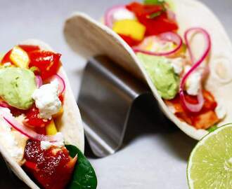 Pulled salmon taco med mangosallad, avokadokräm och picklad lök