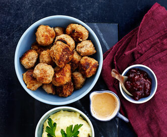 Köttbullar med potatismos, gräddsås och lingon