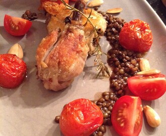 Confit på kyckling, confiterade och färska tomater med linssky och rostade mandlar