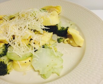 Tortellini med broccoli.