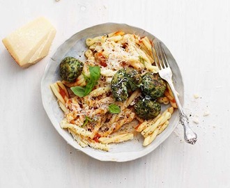 Ricotta- och spenatbollar i tomatsås