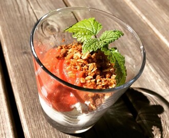 Rabarber- och jordgubbspaj i portionsglas