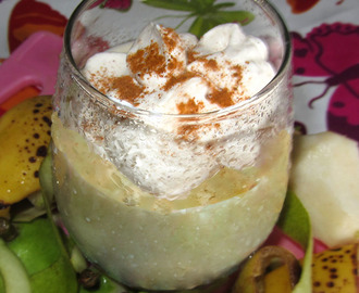 Smoothie - Päron, banan, mjölk, vaniljglass, kanel och vispad grädde