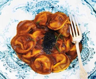 Svamp- och ricottafylld ravioli med svampsås