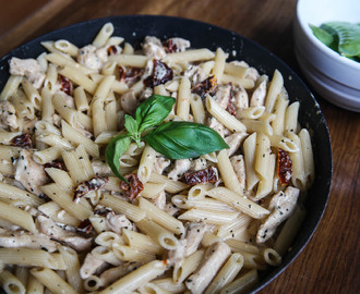 Kycklingpasta med soltorkade tomater och mozarella