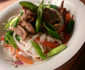 Pulled pork med asiatiska smaker - serverad med nudlar och grönsaker
