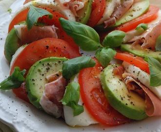 Caprese med parmaskinka och avokado