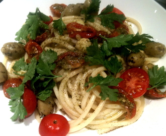 Bucatini pasta med mozzarella, örtolja, soltorkad tomat och oliver