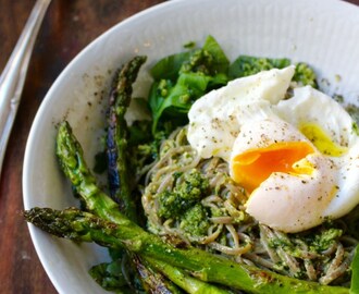 Bovetepasta med pecorino-pesto, sparris och pocherat ägg