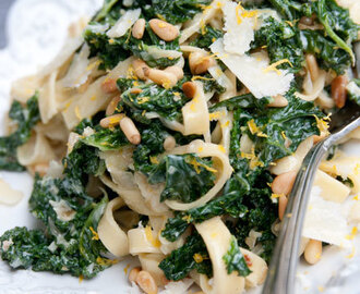 Pasta med grönkål, pinjenötter, citron och parmesan