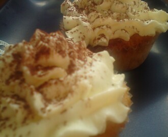 Rabarber- och jordgubbsmuffins med mascarpone- och vit chokladfrosting